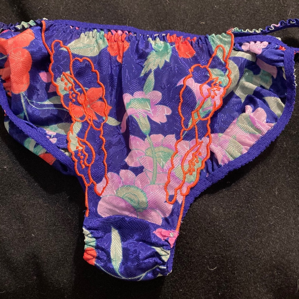 Vintage Victoria’s Secret brand new gold label from the 80s angels floral ’s flo